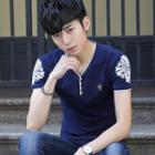 Cross Print Short-sleeve V-neck T-shirt
