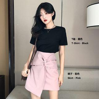 Short-sleeve T-shirt / Knotted A-line Skirt