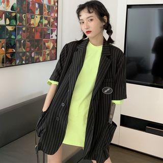 Short-sleeve T-shirt / Pinstriped Blazer