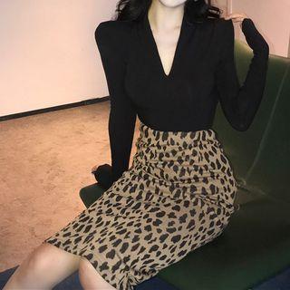 Long-sleeve V-neck T-shirt / Leopard Print Pencil Skirt
