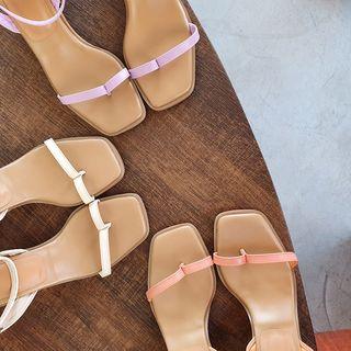 Toe-hoop Block-heel Sandals