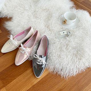 Pointy-toe L Me Sneakers
