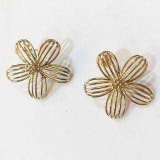 Faux Pearl Twisted Hoop Earring / Bead Flower Earring / Alloy Flower Earring