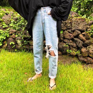 Fray-hem Distressed Tapeared Jeans