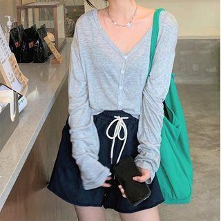 V-neck T-shirt / Wide-leg Shorts