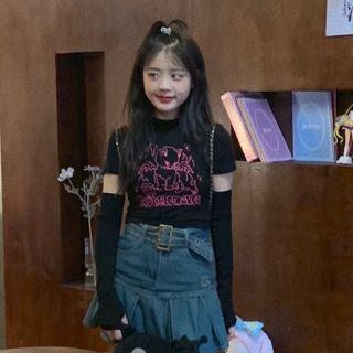 Set: Short-sleeve Embroidered Cropped T-shirt + Arm Sleeves