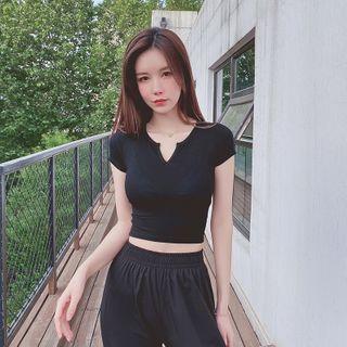Split-neck Short-sleeve Cropped Sports Shorts