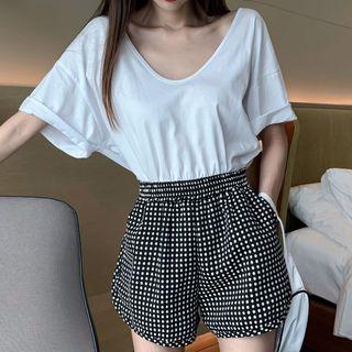 V-neck Short-sleeve T-shirt / Plaid Shorts