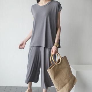 Set: Round-neck T-shirt + Wide-leg Cropped Pants