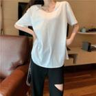 Short-sleeve Plain T-shirt / Ripped Jeans