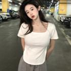 Plain U-neck Cropped T-shirt