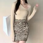 V-neck Plain T-shirt / Zebra Print A-line Skirt