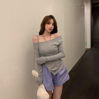 Long-sleeve Off-shoulder Slit Top / Wide-leg Shorts