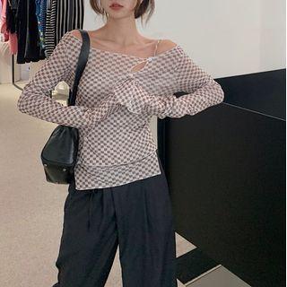 Set: Long-sleeve Off-shoulder Checkered T-shirt + Camisole Top Coffee & White - One Size