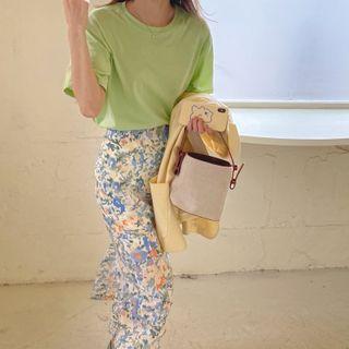 Short-sleeve Lettering T-shirt / Floral Fitted Midi Skirt