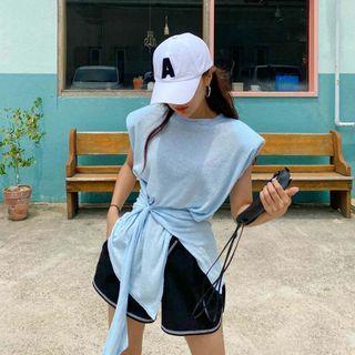 Short Sleeve Round Neck Plain Knotted Slit Top/ Elastic-waist Contrast Trim Short