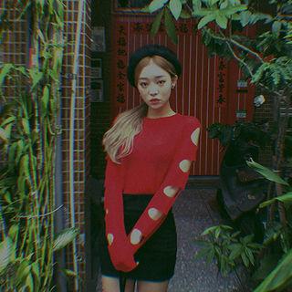 Round-neck Cutout Raglan-sleeve Sweater