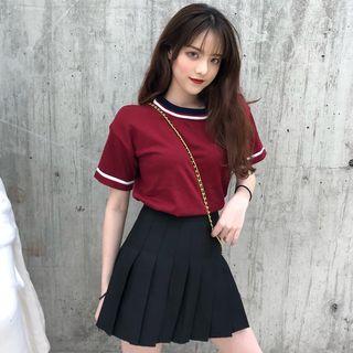 Short-sleeve Contrast Trim T-shirt / Pleated Mini Skirt