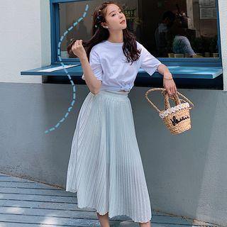 Printed Short-sleeve T-shirt / Midi Accordion Pleat Skirt