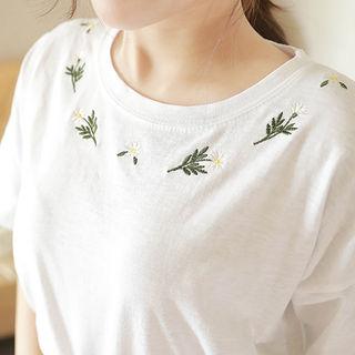 Round-neck Flower Embroidered T-shirt