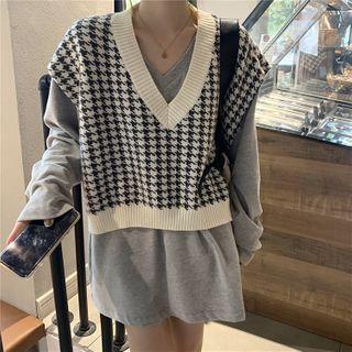 Set: Houndstooth Knit Vest + Long-sleeve T-shirt