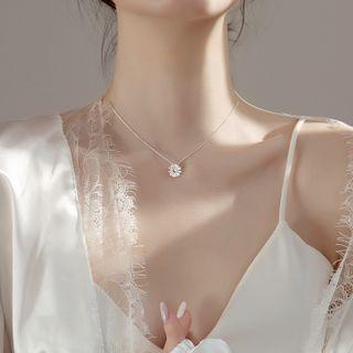 Flower Necklace White - One Size