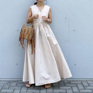 Sleeveless V-neck Maxi Smock Dress