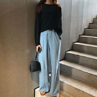 Plain Long-sleeve T-shirt / Wide-leg Jeans