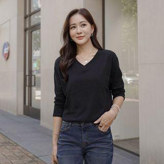 Plain V-neck Slit-side T-shirt