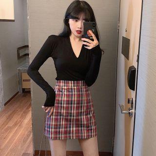 V-neck Long-sleeve Top / Plaid A-line Skirt