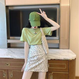 Set: Avocado Printing Short-sleeve T-shirt + Leopard Mini Straight Skirt