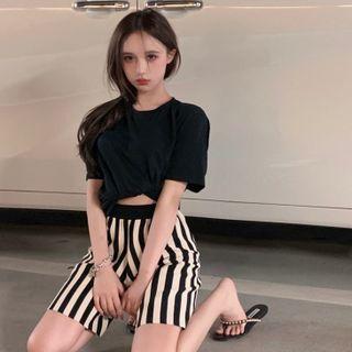 Short-sleeve Crop Top / Striped Shorts