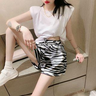 Padded-shoulder Sleeveless T-shirt / Zebra-print Wide Shorts
