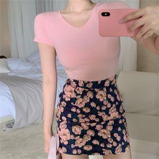 Short-sleeve V-neck T-shirt/ Floral Mini Skirt