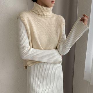 Turtleneck Dip-back Vest