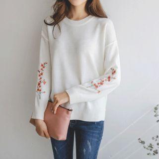 Dip-back Flower-embroidered Knit Top