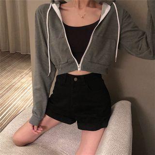 Cropped Zipped Jacket / Denim Shorts