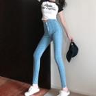 V-neck Sweater / High-waist Skinny Jeans