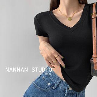 V-neck Cropped Light T-shirt