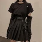 Detachable-sleeve T-shirt / Mini Pleated Skirt
