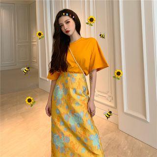 Elbow-sleeve T-shirt / Printed Midi Fitted Skirt