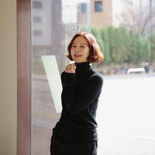 Turtleneck Roll-edge Knit Top