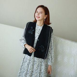 Buttoned Knit Vest With Corsage