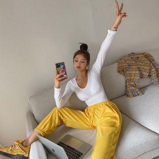 V-neck Slim-fit Cropped T-shirt