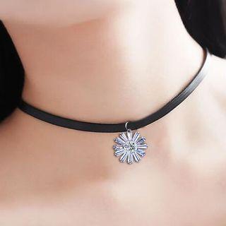 Rhinestone Flower Pendant Genuine Leather Choker White Gold - One Size