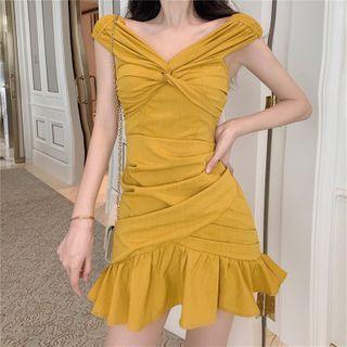 Twist V-neck Ruffle Trim Short-sleeve A-line Dress As Shown In Figure - One Size