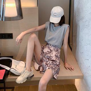 Plain Sleeveless Top / Serpentine Shorts