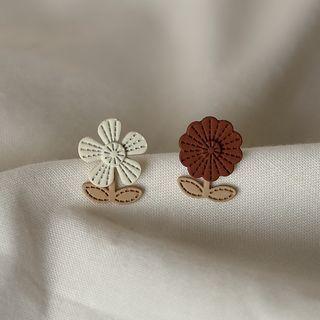 Asymmetrical Flower Stud Earring 1 Pair - C - 311 - White & Brown - One Size