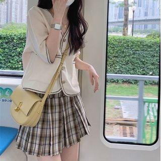 Short-sleeve Contrast Trim Top / Plaid Pleated A-line Skirt