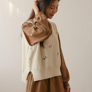 Button-side Flower-embroidered Vest